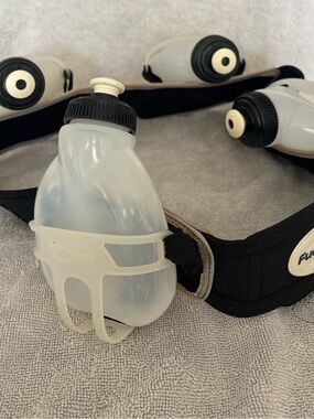 FuelBelt 4-Bottle Hydration Waist Pack Belt 8 fl oz Push Cap Refillable Black.